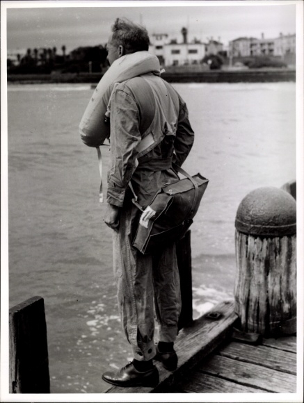 Foto Taucher im Taucheranzug auf einem Holzsteg