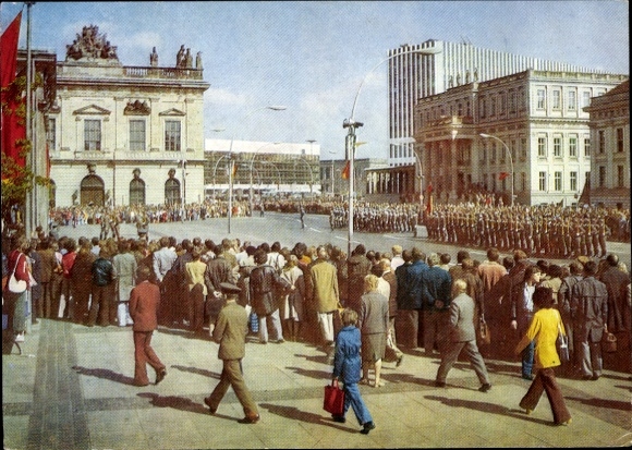 Ak Berlin Mitte, Unter den Linden, Großer Wachaufzug der Nationalen Volksarmee am Mahnmal OdF