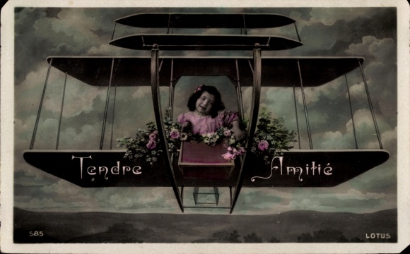 Ak Mädchen mit Blumen, Flugzeug, Kitsch