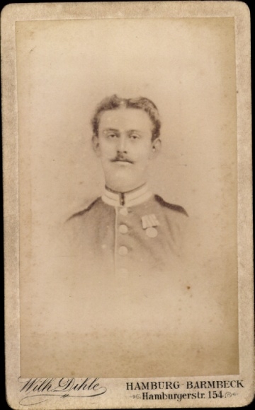 CdV Hamburg Barmbeck, Deutscher Soldat in Uniform