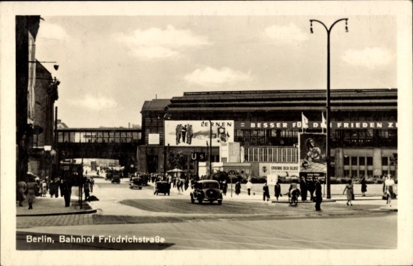 Ak Berlin Mitte, Blick auf den Bahnhof Friedrichstraße, Straßenpartie, DDR Straßenschmuck