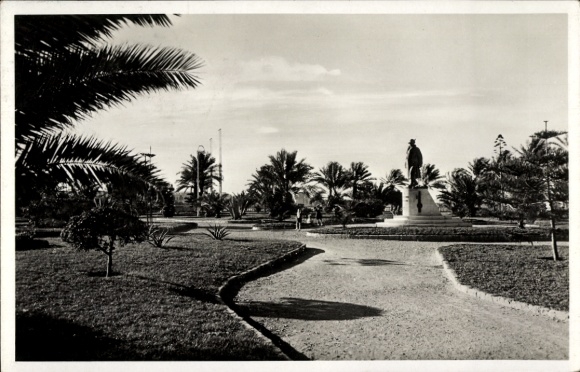Ak Tripoli Griechenland, Parklandschaft, Statue, Palmen