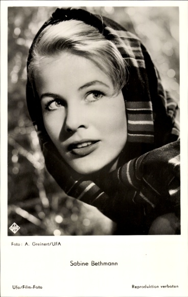 Ak Schauspielerin Sabine Bethmann, Portrait mit Kopftuch