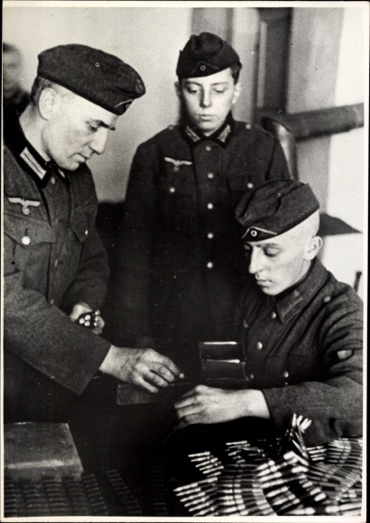 Foto Wallonische Legion im Osten, Waffenmeisterei, Rexist mit zwei ...