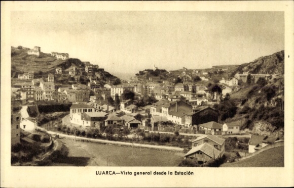 Ak Luarca Asturien, Gesamtansicht vom Bahnhof