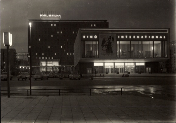 Ak Berlin Mitte, Kino International und Hotel Berolina, Außenansicht, Bei Nacht