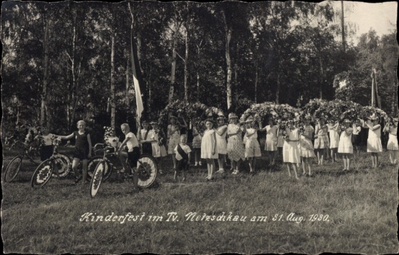 Foto Ak Netzschkau im Vogtland, Kinderfest im Turnverein Netzschkau 31. Aug. 1930, Fahrräder