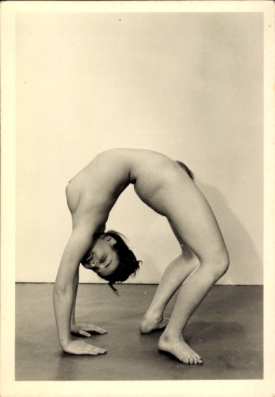 Foto Frauenakt in Gymnastikpose