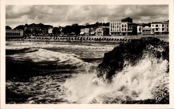 Ak Pontaillac Royan Charente Maritime, Strand, Wellen, Felsen, Häuser,  Schwarz-Weiß-Foto