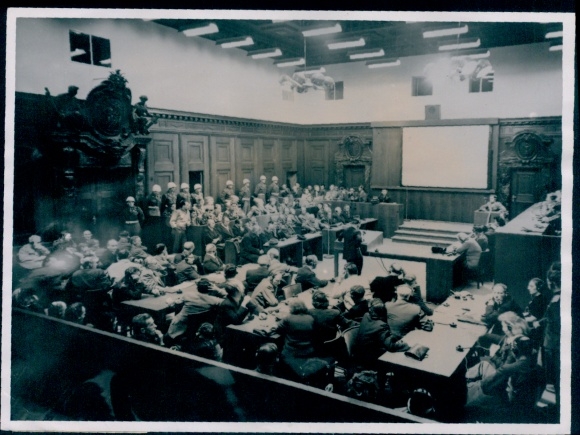 Foto Nürnberger Prozess, Probe des Dolmetschersystems im Justizpalast, Tische der Verteidiger