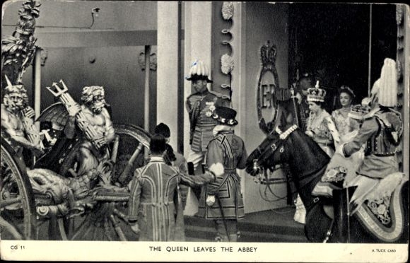 Ak The Queen leaves the Abbey, Coronation 1953, Elizabeth II.