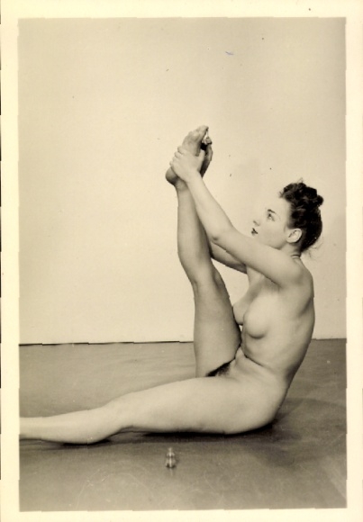 Foto sitzender Frauenakt, erhobenes Bein, Nagellack