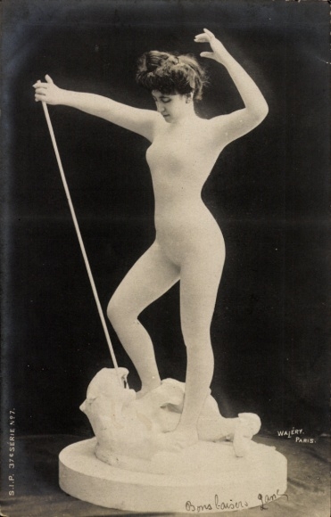 Ak Frau im Nacktanzug als Plastik