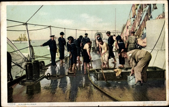 Ak US Navy, Scrubbing Down, Seeleute putzen das Deck eines Kriegsschiffes