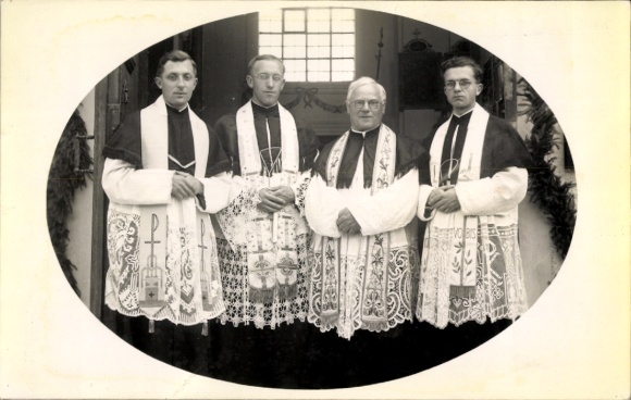 Passepartout Foto Ak Ludwig Schwaiger mit seinen drei Primizianten Johann Wohlsager, Leonhard Zenz