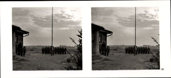 Stereo Raumbild Foto "Die Soldaten des Führers im Felde", Nr. 68; Flaggenparade, dt. russ. Grenze