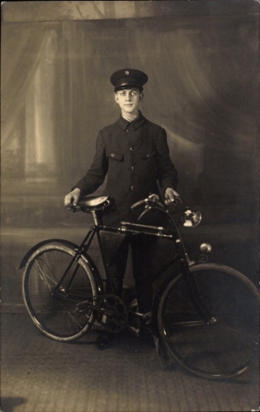 Foto Ak Berlin, Junger Mann in Uniform mit einem Fahrrad, Hans