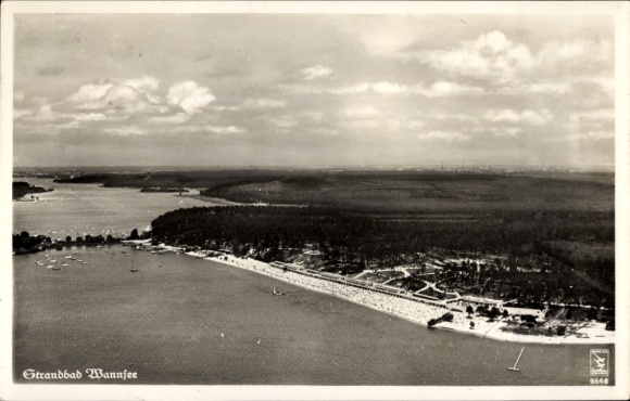 Ak Berlin Zehlendorf Wannsee, Strandbad Wannsee, Luftaufnahme, Boote, Strand, Bäume