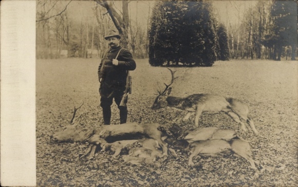 Foto Ak Jäger mit erlegten Hirschen