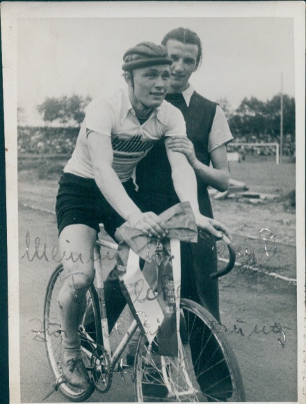 Foto Radrennfahrer auf dem Rennrad, Portrait