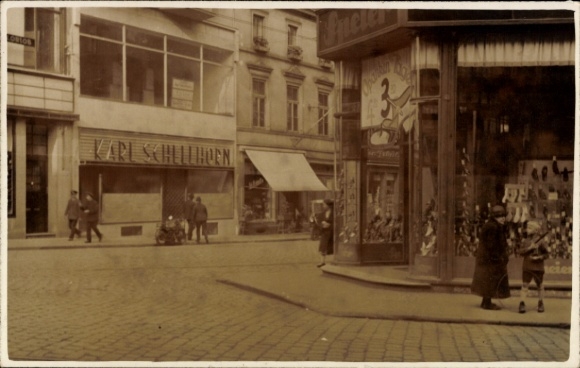 Foto Ak Straßenpartie, Geschäft Karl Schellhorn, Eckgebäude, Geschäft Speler?, Schaufenster