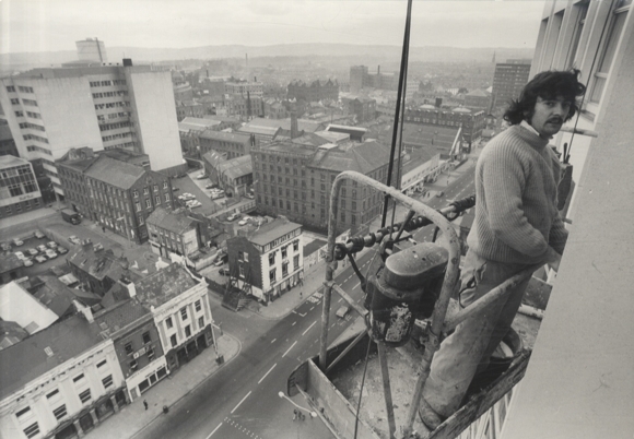 Original Foto Hans-Joachim Spremberg, Fassadenarbeiten in luftiger Höhe, um 1970