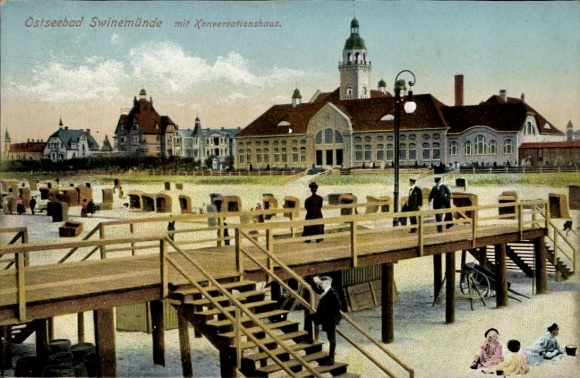 Ak Świnoujście Swinemünde Pommern, Ostseebad  Xonversationshaus, Holzsteg, Menschen, Strandkörbe