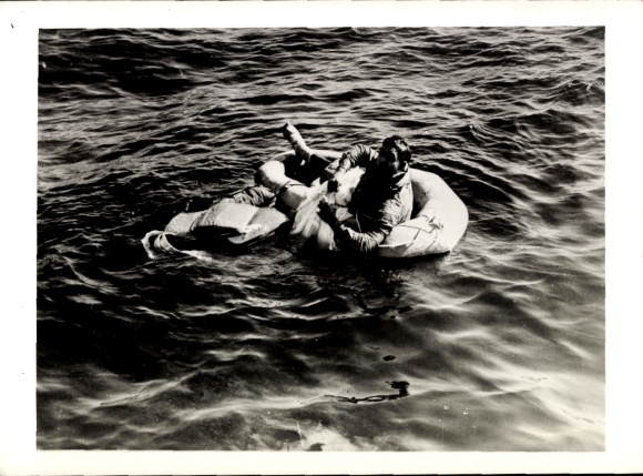 Foto US Navy Airman demonstrates Equipment on Life Raft