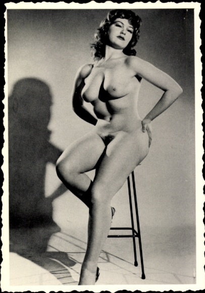 Foto Frauenakt, auf einem Hocker sitzend, Busen