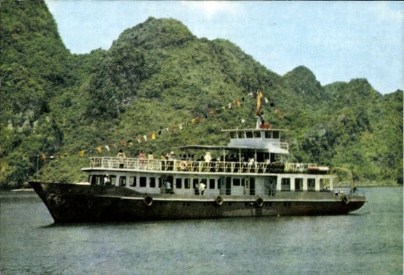 CPA Le bateau touristique Bach Dang dans la baie d'Halong
