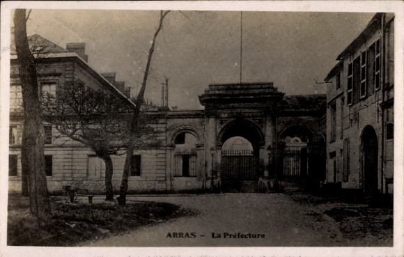 Ak Arras Pas de Calais, La Prefecture,   Gebäude, Bäume, Straße