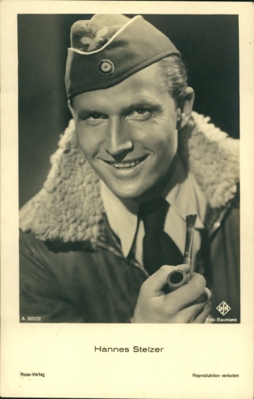 Ak Schauspieler Hannes Stelzer, Portrait in Uniform, Filmkostüm Luftwaffe, Pfeife