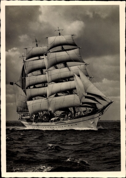 Ak Segelschiff, Segelschulschiff Gorch Fock auf See, Dreimastbark