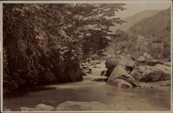 Ak Medellín Kolumbien, Flusslandschaft, Felsen, Bäume, Berglandschaft, sepia