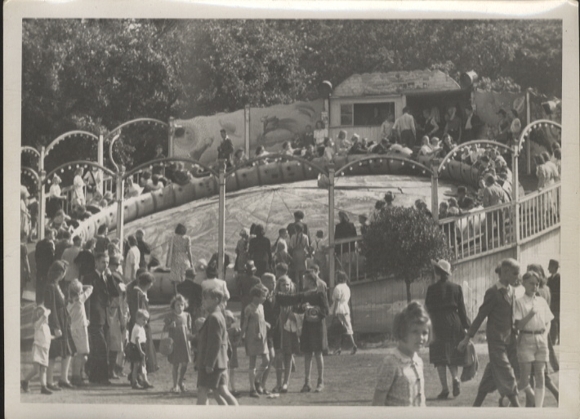 Original Foto Berlin Treptow, Vergnügungspark, Besucher auf dem Rummelplatz, um 1947