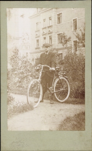 Kabinett Foto Mann mit Fahrrad, Portrait
