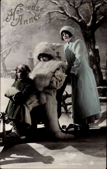 Ak Frohes Neujahr, Frauen mit Schlitten