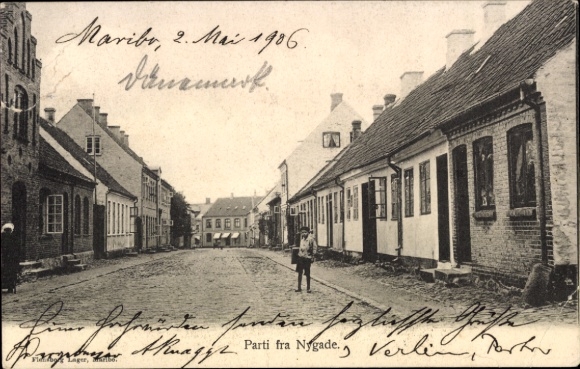 Ak Maribo Lolland Dänemark, Straße in  Dänemark, Häuser, Person auf der Straße, Datum 2. Mai 1906
