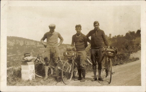 Foto Ak drei Männer mit Fahrrädern an der Straße