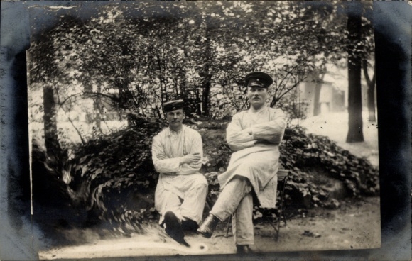 Foto Ak Gliwice Gleiwitz Oberschlesien, Zwei Sanitäter der niederländischen Ambulanz, 1. WK