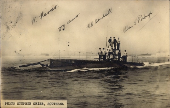 Foto Ak Britisches Unterseeboot mit Besatzung, Harner, Roxburgh, Fotograf Stephen Cribb, Southsea