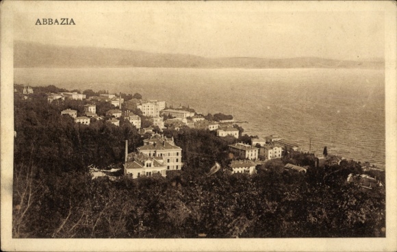 Ak Opatija Abbazia Kroatien, Ansicht von  Küstenlandschaft, Häuser, Wasser