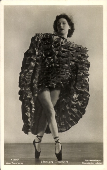 Ak Schauspielerin Ursula Deinert, Tanzpose, erhobener Rock, Portrait