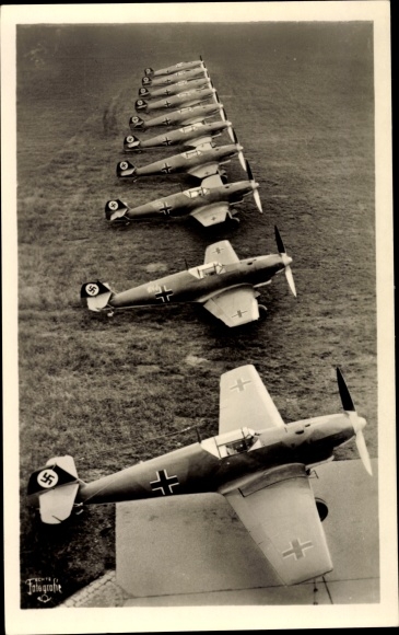 Ak Deutsche Luftwaffe, Kampfflugzeuge, Jagdeinsitzer Staffel Messerschmitt Me 109 vor dem Start