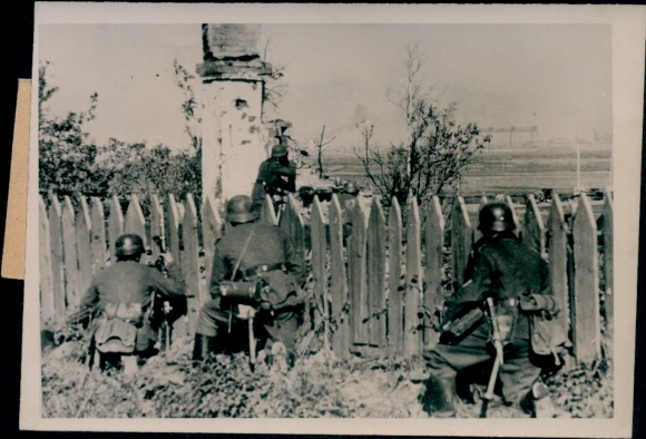 Foto Immer dichter vor Leningrad, Waffen-SS, Stoßtrupp erkundet Widerstandsnester, 1941