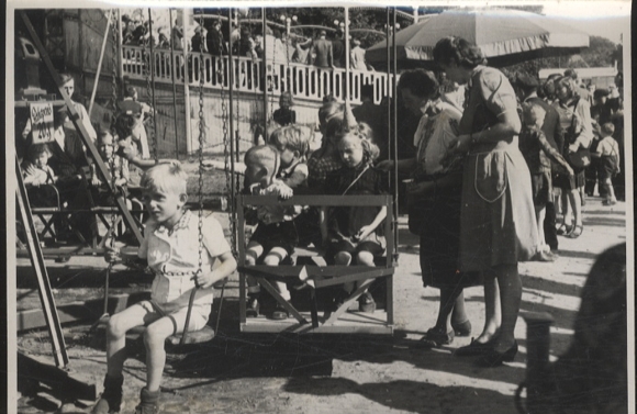 Original Foto Berlin Treptow, Vergnügungspark, Kinderkarussell, um 1948