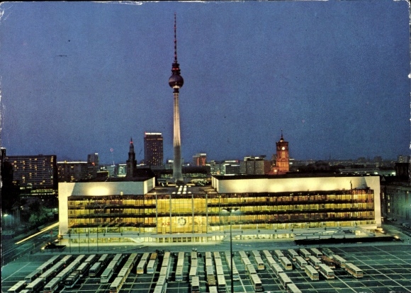 Ak Berlin Mitte, Palast der Republik, Fernsehturm, Rathaus, Nachtbeleuchtung