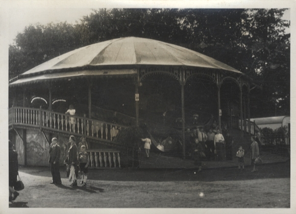 Original Foto Berlin Treptow, Vergnügungspark, Karussell auf der Festwiese, um 1947