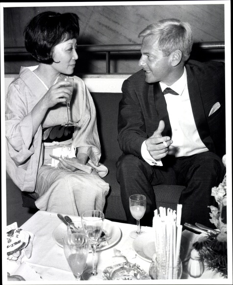 Foto Berlin, Bert Sass, Filmfestspiele, Schauspieler Peter van Eyck im Gespräch mit einer Japanerin