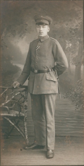 Kabinett Foto deutscher Soldat in Uniform, Standportrait, Bajonett am Gürtel